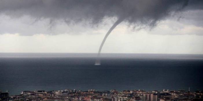 Alanya'da Hortum Paniği... Denizde Oluştu, Mahalleyi Sardı