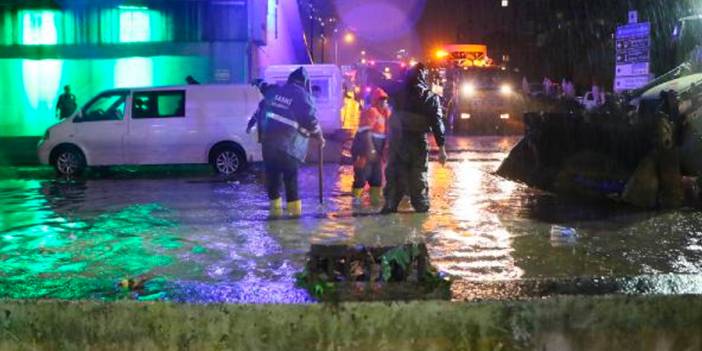 Sağanak Hayatı Felç Etti! Cadde ve Sokaklar Göle Döndü