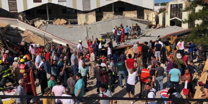 Kilise Çatısı Ayin Sırasında Çöktü: Ölü Ve Yaralılar Var