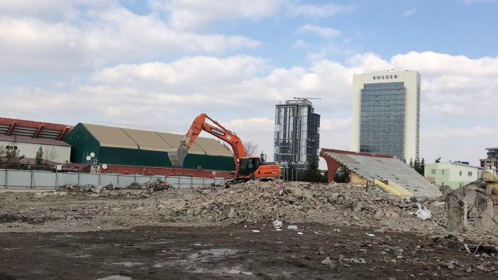 Yürütmeyi durdurma kararına rağmen 19 Mayıs Stadyumu yıkılıyor