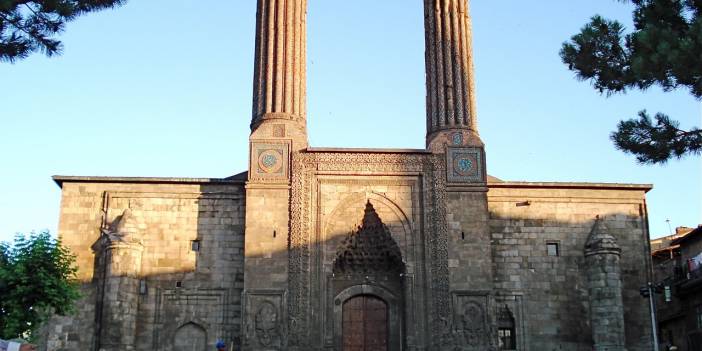 Çifte Minareli Medrese Kapatıldı