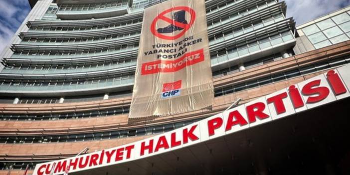 CHP Genel Merkezi'ne 'Tezkere' Pankartı