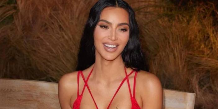 Kim Kardashian Yeni Yaşını Kutlarken Hayatındaki Büyük İkramiyeyi Açıkladı. Mükemmel Bir Elbise Giydi, İlginç Bir Pasta Kesti!