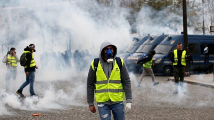 Paris’te tansiyon düşmüyor: Sokaklar yine toz duman!