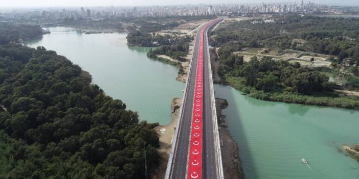 Adana’da Cumhuriyetin 100’üncü yılı için 1699 metrelik dev bayrak açıldı