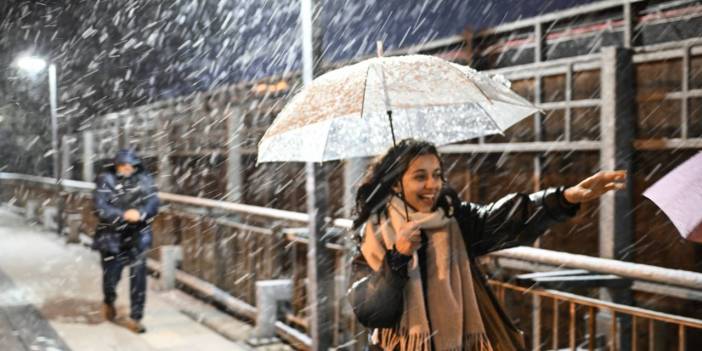 Son dakika... Meteoroloji uyarmıştı, İstanbul'a yılın ilk karı yağdı