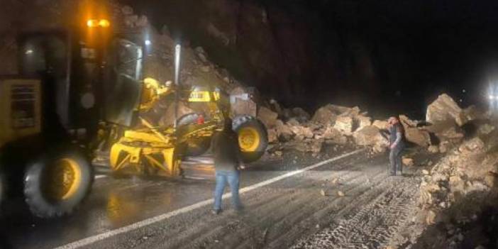 Gece Felaketi! Heyelan Gerçekleşti: Kayalar Yola Düştü