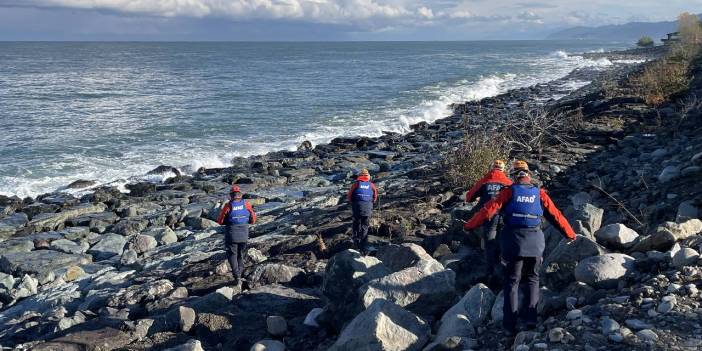 Rize'de dün geç saatlerde deniz kenarına gittikten sonra bir daha  haber alınamayan kadın için arama çalışması başlatıldı