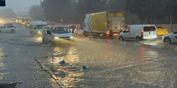 Ataşehir'de Yollar Göle Döndü! Araçlar Mahsur Kaldı