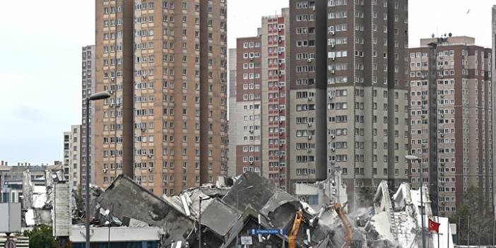 İstanbul'un en ünlü binalarından biriydi! 49 yıllık bina yıkıldı!