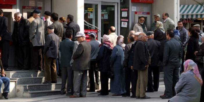 Emekliden 'kök aylık' çağrısı: Kök aylıklara 10 bin TL seyyanen zam yapılsın