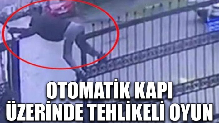 Otomatik kapı üzerinde tehlikeli oyun