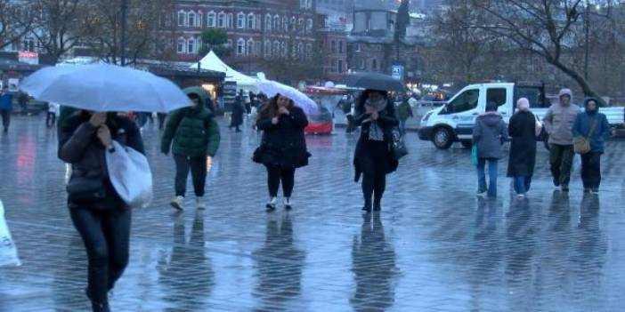 İstanbul'u Yağış ve Fırtına Vurdu! Ağaçlar Devrildi, Trafik Durdu