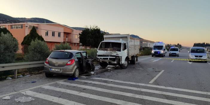 Kamyonetle Otomobil Kafa Kafaya Çarpıştı: 1 Ölü, 3 Yaralı