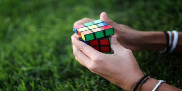 6 yaşındaki kız, rubik küpünü 6 saniyeden kısa sürede çözerek kadınlar dünya rekorunu kırdı...