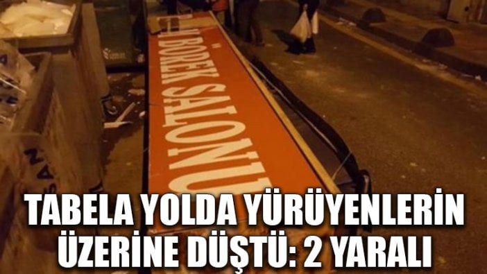 Tabela yolda yürüyenlerin üzerine düştü: 2 yaralı