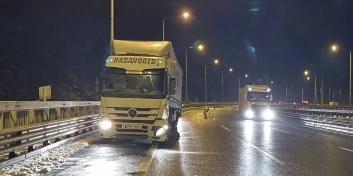 Bolu'da Seyir Halindeki Tırın Sürücüsü Kalp Krizi Geçirdi