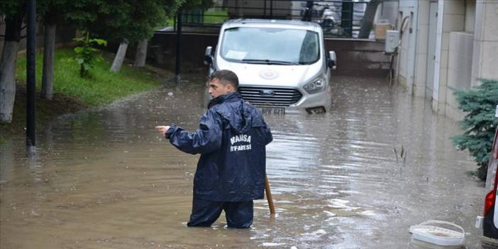 Manisa'da Sağanak Yağış Yolları Göle Çevirdi