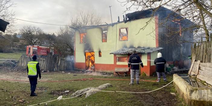 Feci Yangın Çıktı: 2 Katlı Ev Küle Döndü!