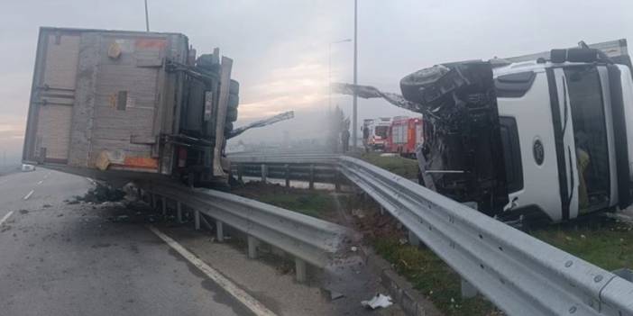 Batman'da TIR'ın Tekerleği Patladı, Bariyerlere Devrildi