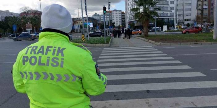 Kırmızı ışıkta karşıya geçen yayalar polisin elindeki ceza makbuzundaki rakamı görünce şoke olack