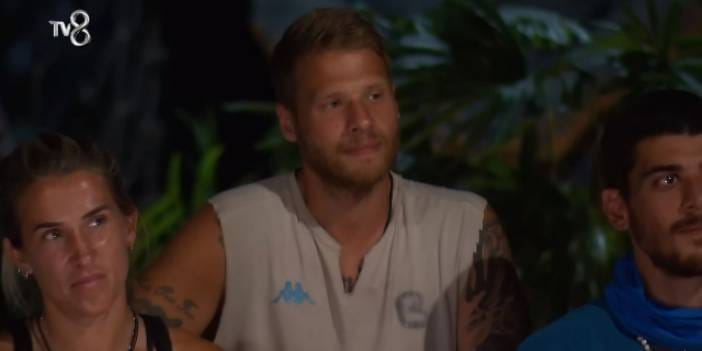 Survivor Yunus Emre'nin Gözden Kaçan Olay El Hareketi!