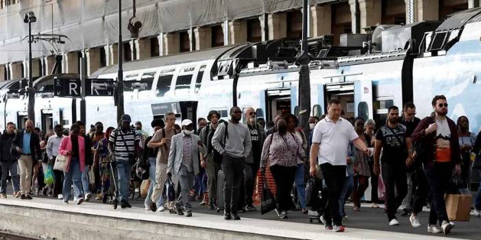 Paris'te Gare de Lyon Tren İstasyonunda Bıçaklı Saldırı: 3 Yaralı