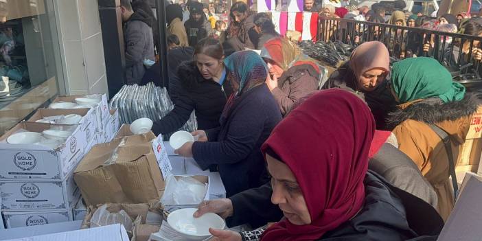 Bursa'da Açılışa Özel Bardak, Çanak, Tabak İzdihamı