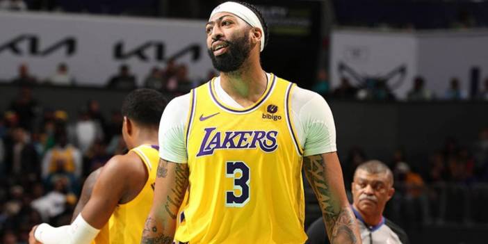 Lakers'ı Anthony Davis'ın "triple-double"ı kurtardı