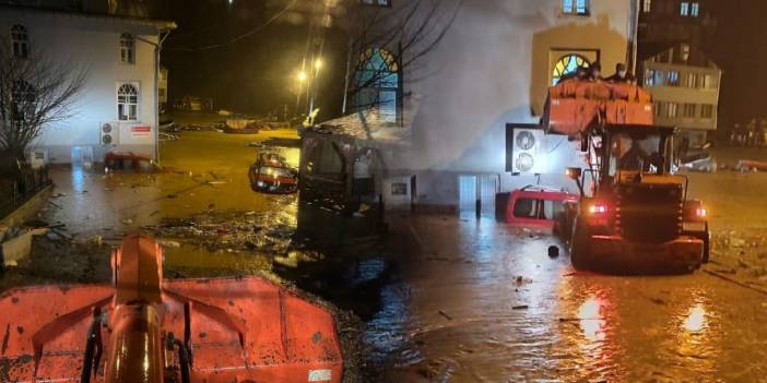 Gece Felaketi: Sağanak Sele Neden Oldu, Cemaat Kepçeyle Kurtarıldı