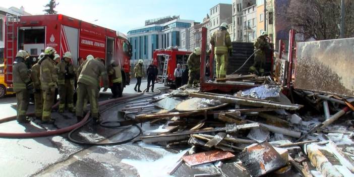 Tarlabaşı’nda Park Halindeki Kamyonette Yangın