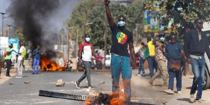 Senegal Seçimlerinin Ertelendi: Bir Öğrenci Hayatını Kaybetti