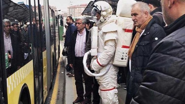 Metrobüsteki  ‘astronot’ görenleri hayrete düşürdü