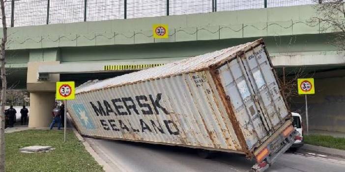 Bakırköy'de TIR'ın Dorsesi Alt Geçite Çarptı