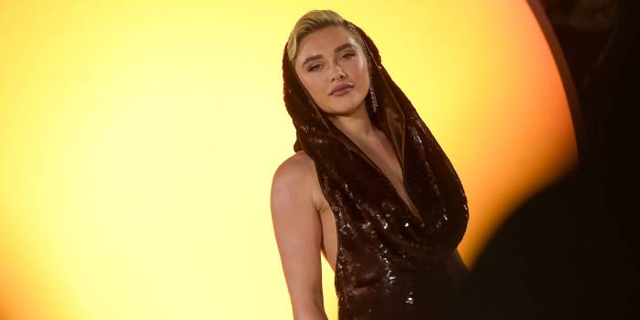 Florence Pugh Kıyafetini Kontrol Edemedi! Güzel Oyuncu Bu Sefer Yanlışlıkla Frikik Verdi