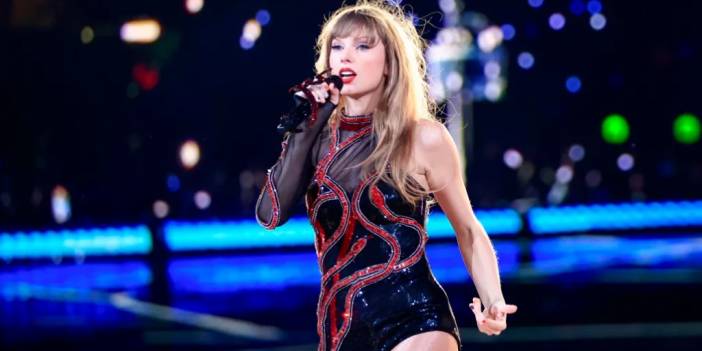 Taylor Swift Konser Esnasında Penasını Hayranlarına Fırlattı! Bir Kişinin Yaralandığı İddia Edildi