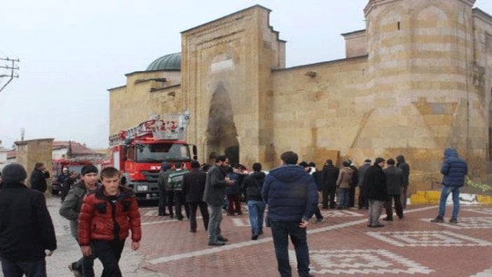 Cuma namazı öncesi tarihi camide yangın!