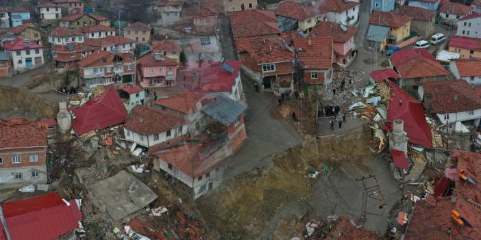 Heyelan Felaketi! Köy İkiye Ayrıldı