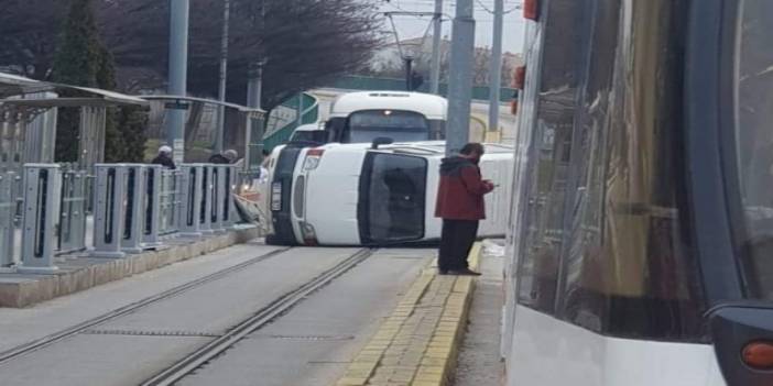 Minibüs Tramvay Yoluna Devrildi!