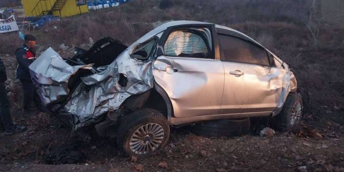 Isparta'da Feci Kaza: Reklam Panosuna Çarptı 1 Ölü, 1'i Ağır 3 Yaralı