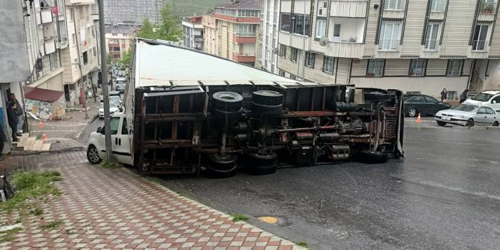 İplik Yüklü Kamyon, Park Halindeki Araçların Üzerine Devrildi