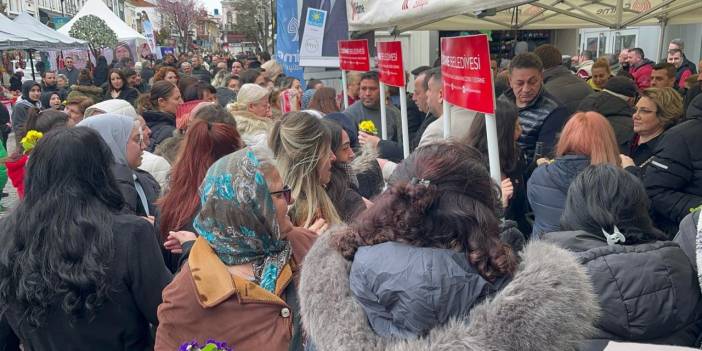 Kadınlar Gününde Dağıtılan 10 Bin Çiçek Yarım Saatte Tükendi