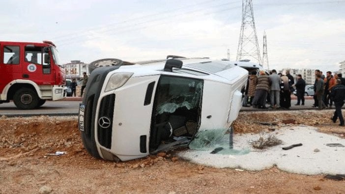 Servis kaza yaptı: 6'sı öğrenci, 8 yaralı