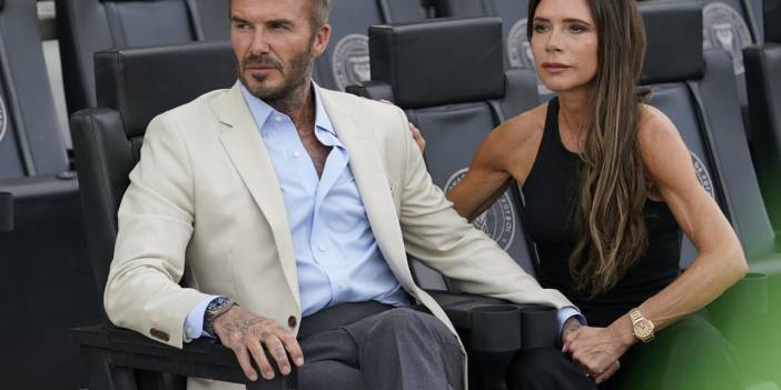 Victoria Beckham Beyaz Transparan Elbisesiyle Göz Doldurdu! Hayranları Beğeni Yağdırdı