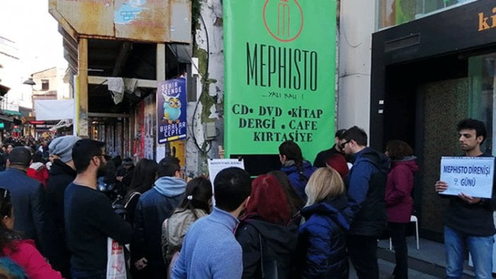 Mephisto Kitabevi işçileri eylemde