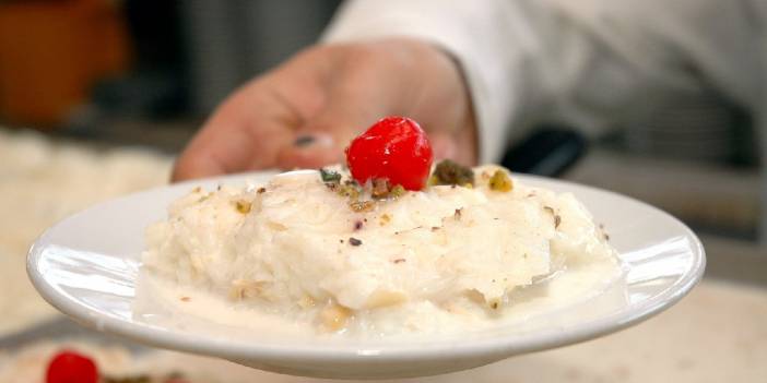 Ramazanın geleneksel tatlısı güllacı böyle yapan klasik tarifinden vazgeçiyor! Tarif restoran ustasından