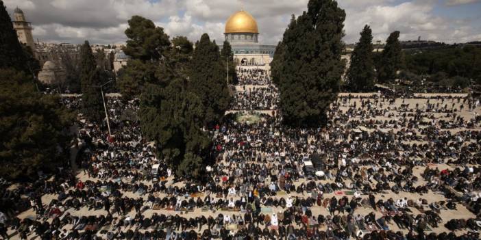 Engellemelere Rağmen 80 Bin Kişiyle Namaz Kılındı