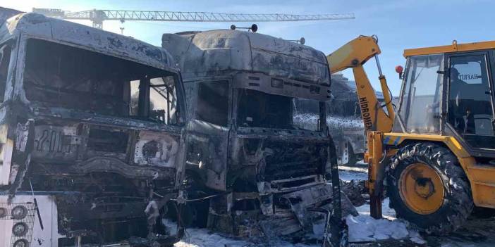 Esenyurt'ta TIR garajında yangın: 3 TIR ile 1 kamyon kül oldu