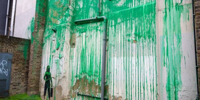 Banksy'nin Yeni Eseri Ortaya Çıktı, Ünlü Siyasetçi Önüne Gidip Fotoğraf Çektirdi