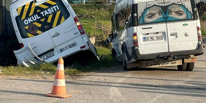 Serik'te Öğrenci Servisi İle İşçi Servisi Çarpıştı: 9 Yaralı